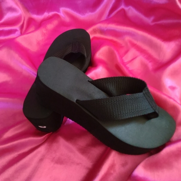 Black platform/pin up sandals - Picture 2 of 3
